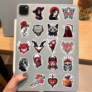 Détail d'autocollants gothiques sur tablette avec crânes, roses et motifs artistiques