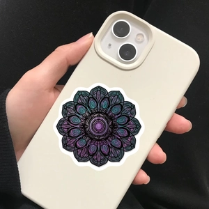 Détail d'un autocollant mandala violet sur une coque de téléphone au motif floral