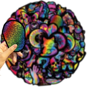 Primo piano di una mano che tiene un adesivo arcobaleno da un set impermeabile