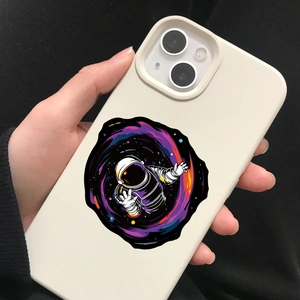 Dettaglio della custodia per iPhone bianco sporco con design astronauta e vortice