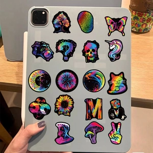 Adesivi graffiti arcobaleno applicati sul retro di un tablet per decorazione DIY