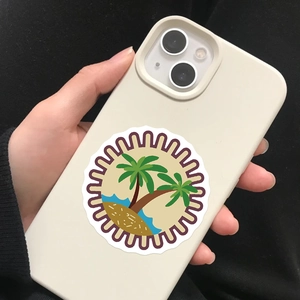 Dettaglio di un adesivo tropicale impermeabile applicato su una cover beige per cellulare