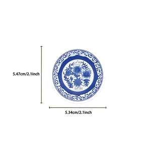 Dettaglio che mostra il diametro di 5,4 cm degli adesivi floreali blu e bianchi impermeabili