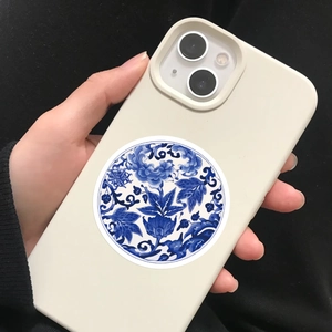 Dettaglio adesivo in porcellana bianca e blu su custodia per iPhone 13 14 crema