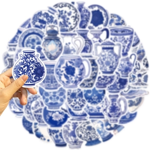 Mano che tiene un adesivo in porcellana bianca e blu da un set di 50 pezzi impermeabili