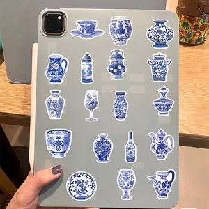 Adesivi stile porcellana bianca e blu che decorano il retro di un tablet