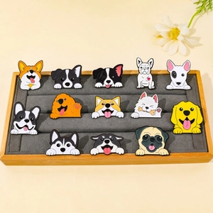 Set van 13 schattige honden emaille spelden met Corgi en Husky op een sieradendisplay