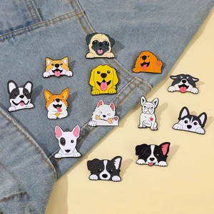 Detail van diverse cartoon hondenpins op denim stof, met 13 schattige puppy-stijlen in beeld