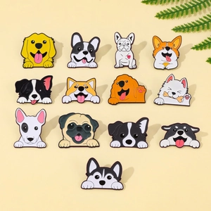 Gedetailleerde set van dertien verschillende schattige cartoon hondenbadges van legering