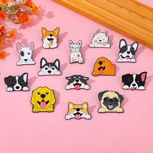 Detailopname van dertien diverse cartoon honden emaille pinnen op roze achtergrond