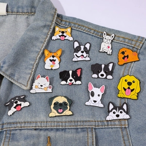Schattige cartoon hond metalen badges op spijkerjasje met Corgi en Bulldog designs