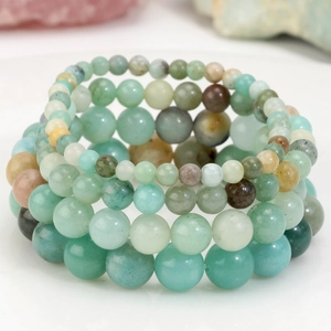 Elastische natuurlijke amazoniet steen kralen armbanden in diverse maten op wit