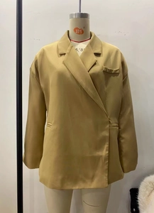 Vue détaillée d'un blazer kaki à revers avec poche poitrine sur un mannequin