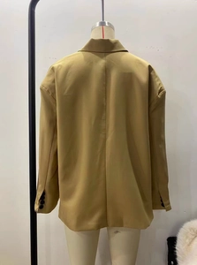 Vue arrière du blazer mi-long kaki avec boutons noirs élégants sur les poignets