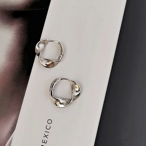 Orecchini a cerchio in argento S925 vintage con un esclusivo design intrecciato