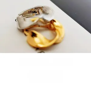 Vista dettagliata dei cerchi intrecciati in argento sterling S925 con marchio inciso