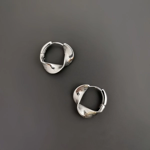 Orecchini a Cerchio Huggie in Argento Sterling 925 con Texture Torta per Donna Gioielli Quotidiani Personalizzati in Stile Mobius Spazzolato Vintage