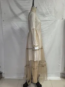 Détail de l'ourlet en tulle à volants et des manches bouffantes du robe d'été élégante