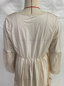 Détail des manches bouffantes en mesh et taille élastique de cette robe longue