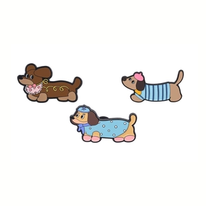 Lot de trois pin's mignons en émail teckel avec tenues colorées sur fond blanc
