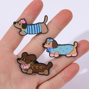 Lot de trois broches teckel de dessin animé à la main montrant les détails en émail