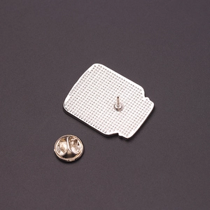Détail du revers argenté d'un pin's en émail avec fermoir papillon en métal durable