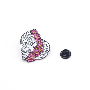 Broche cœur émaillée avec côtes de squelette et fleurs roses pour vêtements et sacs