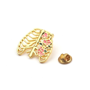 Broche cage thoracique anatomique gothique avec fleurs en émail rose et fermoir doré