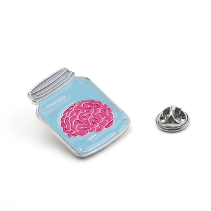 Broche en émail style gothique cerveau dans un bocal avec détails roses