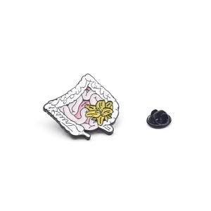Broche intestin squelette et fleur jaune avec slogan Trust Your Gut sur fond blanc uni