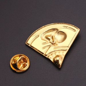 Gouden waaiervormige metalen babybadge, achterkant met vlindersluiting en pin