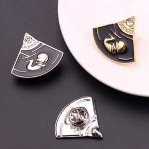 Medische foetus emaille broche met strassteentjes in goud en zilver kleur