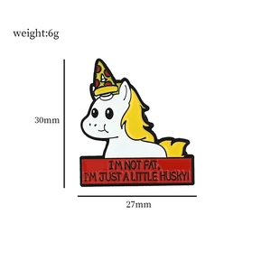 Détail montrant les dimensions du pin's licorne en émail avec citation drôle