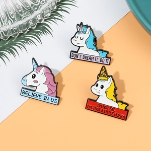 Détails de trois broches licornes en émail avec des slogans motivants et humoristiques