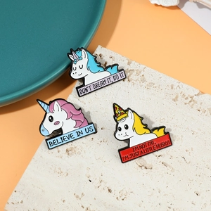 Lot de badges licorne en émail créatif avec citations motivantes sur fond décoratif