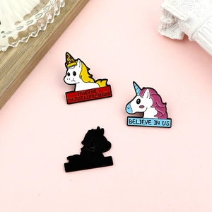 Lot de pins licornes en émail avec citations amusantes sur fond décoratif pastel