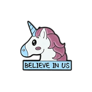 Détail macro du pin's licorne en émail avec texte Believe In Us et fini métal