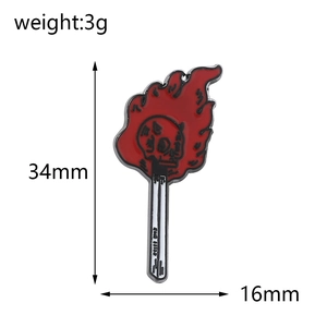 Détail du pin's émaillé allumette enflammée avec crâne montrant les dimensions 34x16mm