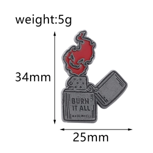 Détail du pin's émaillé briquet gothique avec flamme rouge et texte gravé