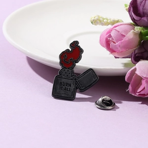 Pin's briquet steampunk en émail avec texte Burn It All dans un style métal gothique