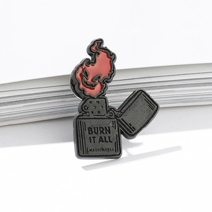 Broche en émail punk avec crâne en feu et flamme rouge sur fond gris métal industriel