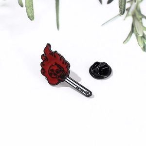 Broche en émail punk allumette enflammée avec crâne et fermoir papillon noir