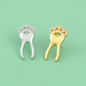 Glittering crown tooth brooch pin set with rhinestones in gold and silver finishes