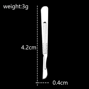 Dettaglio della spilla a bisturi con misure 4,2 cm e peso leggero di soli 3 g