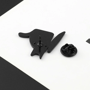 Black enamel cartoon cat badge pin with metal butterfly clasp and matte finish