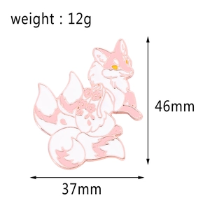 Broche émaillée Kitsune rose dimensions 46mm de hauteur et 37mm de largeur, fleurs