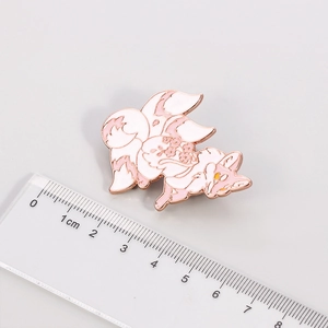 Broche en émail renard rose à neuf queues avec motifs fleurs de cerisier et bordure dorée