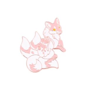 Broche en émail renard Kitsune à neuf queues rose avec fleurs de cerisier et bords dorés