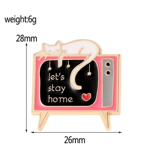 Détail du pin's chat Let's Stay Home montrant la taille 28x26mm et le poids de 6g