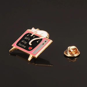 Broche télé rétro rose avec chat blanc et texte 'let's stay home' sur fond noir brillant